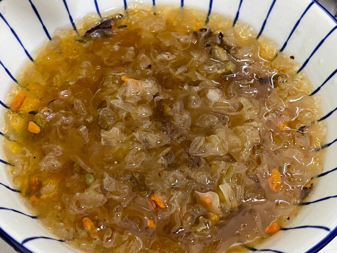 《桃胶皂角米雪燕银耳牛奶羹》据说一碗等于敷30片面膜的功效