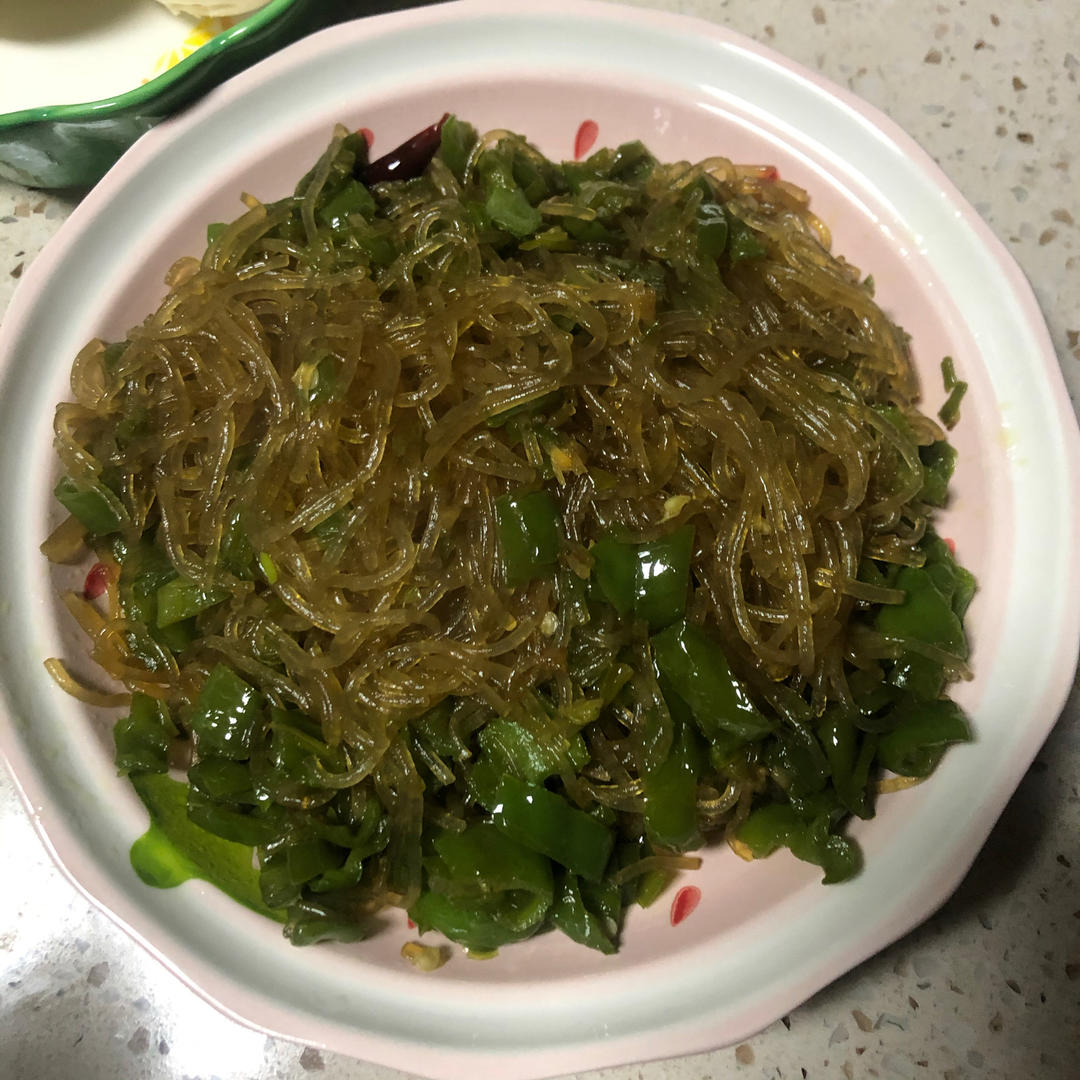 秘诀是糖、醋和香油的辣子炒粉条