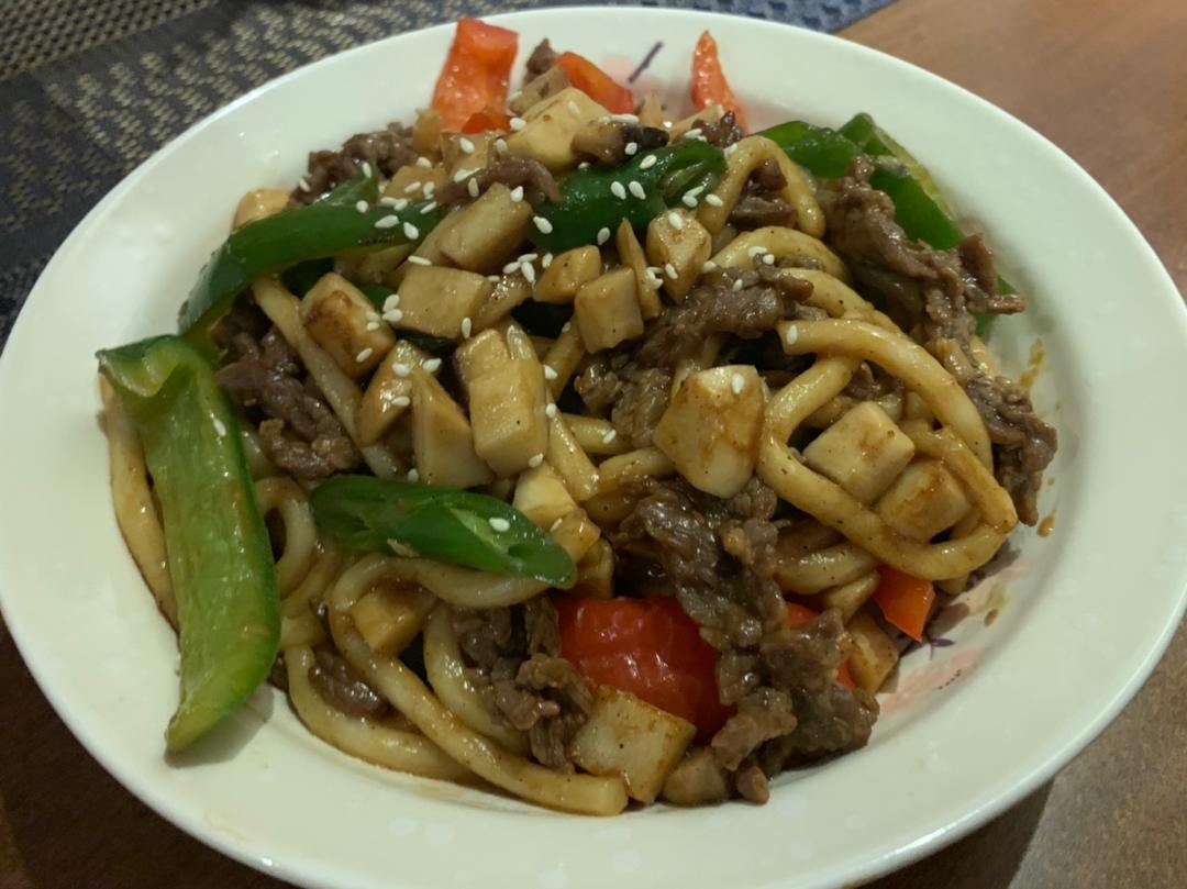 上桌秒光的黑椒牛肉乌冬面