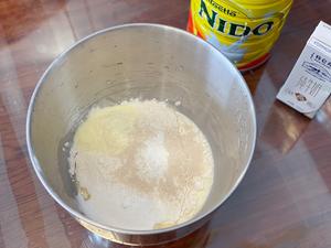 牛奶面包卷（打蛋器揉面）的做法 步骤1