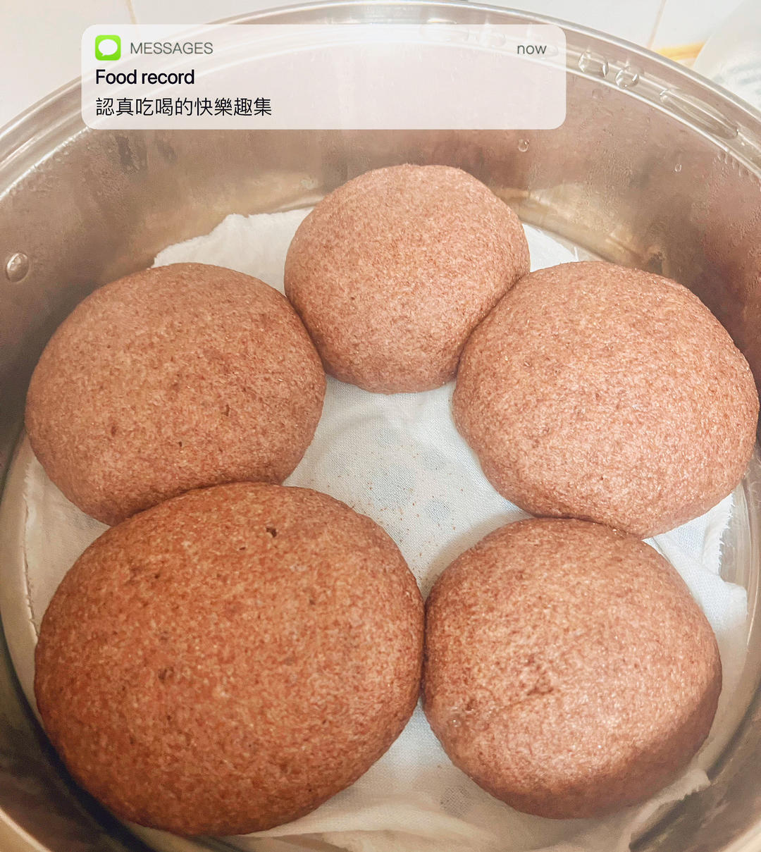 黑全麦粉馒头