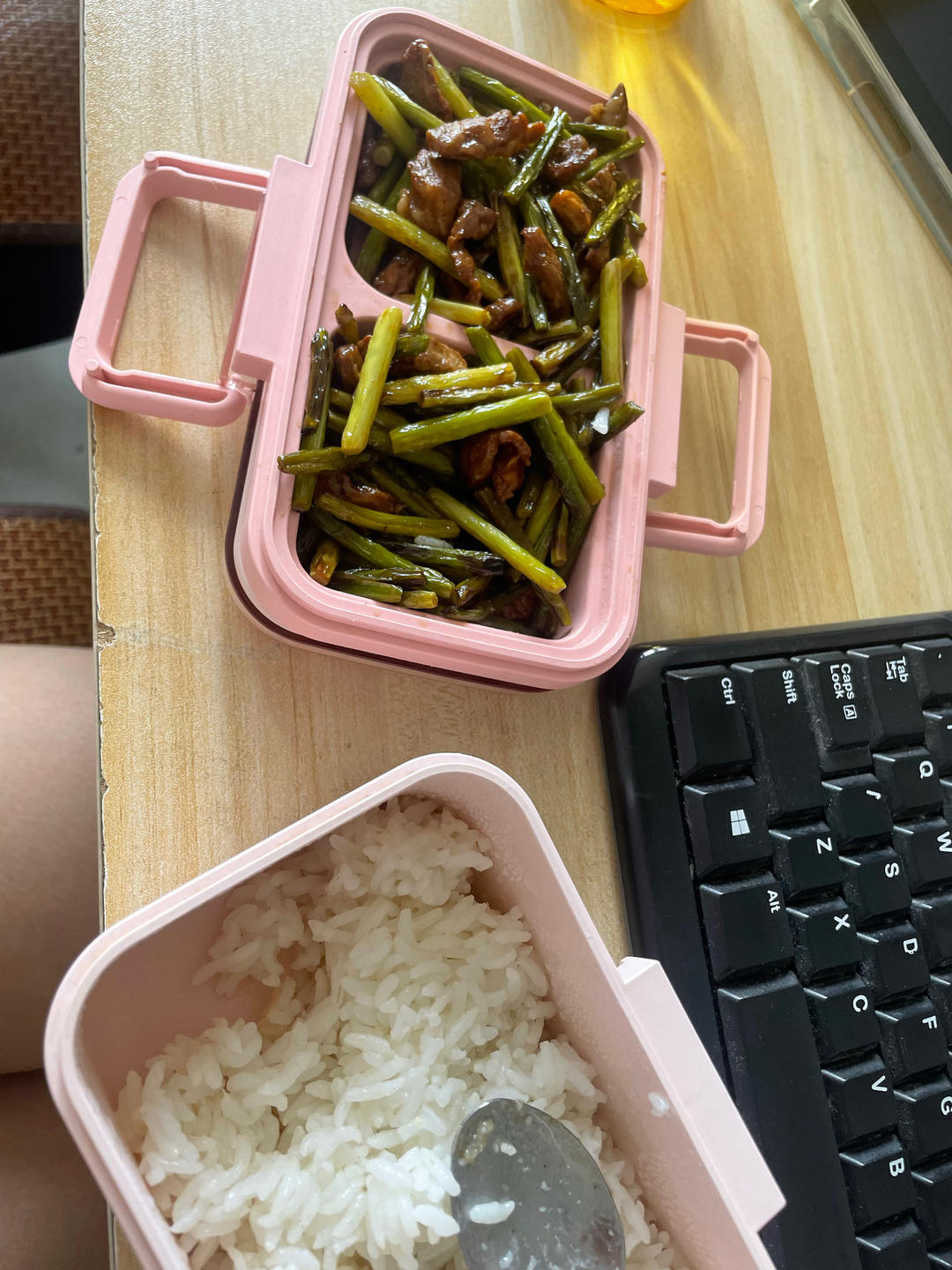 简单易做的下饭菜－蒜苔炒肉