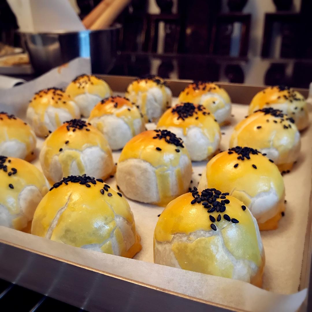 蛋黄酥 Danhuangsu