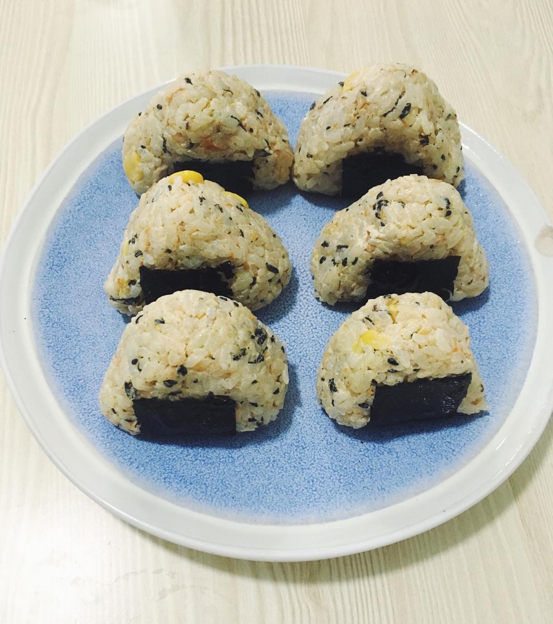 毛喵豆做的金枪鱼芝麻手捏饭团