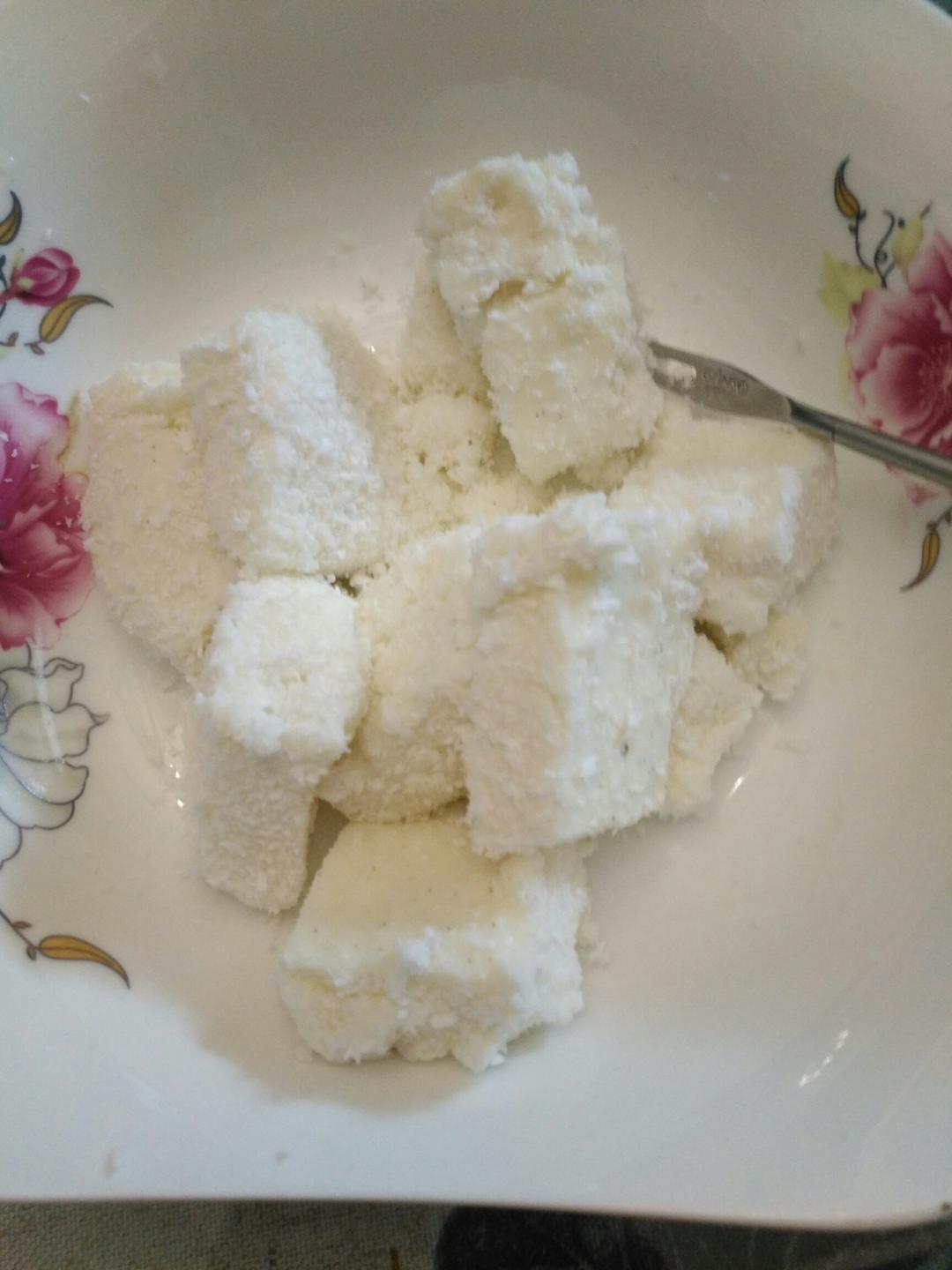 【视频】85度C 椰蓉牛奶小方～不用烤箱的夏日甜点