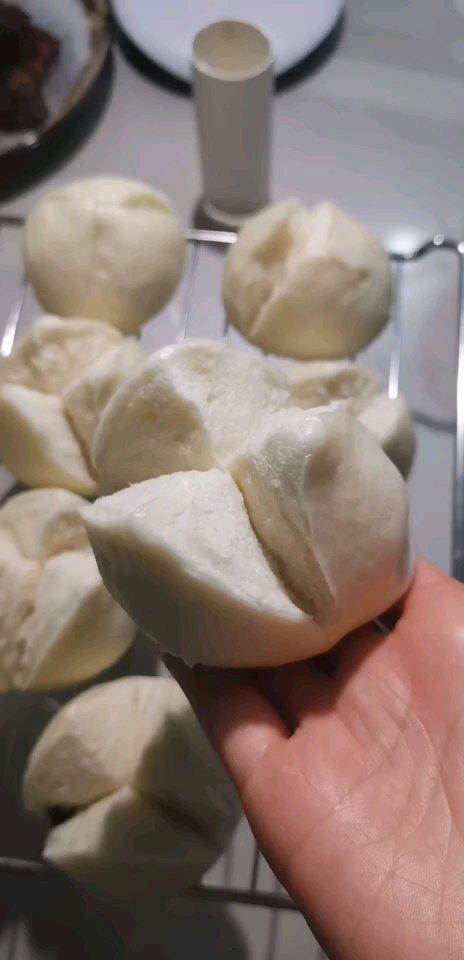 云朵般松软爆浆蜜汁叉烧包