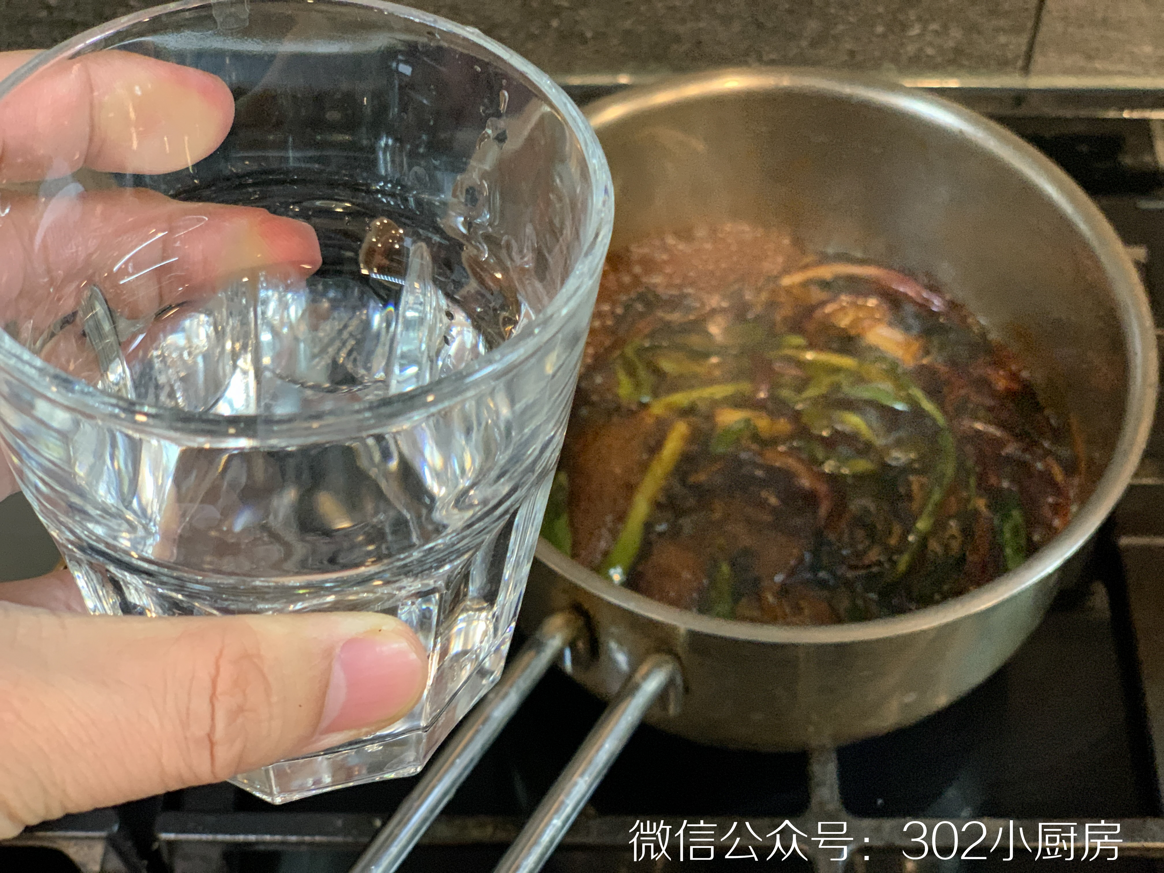 【0444】清蒸石斑鱼（含蒸鱼豉油做法） <302小厨房>的做法 步骤5