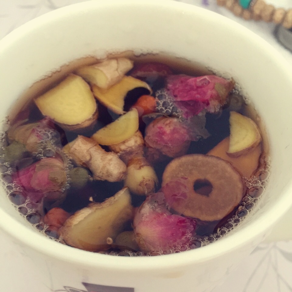 红枸玫瑰红糖姜茶
