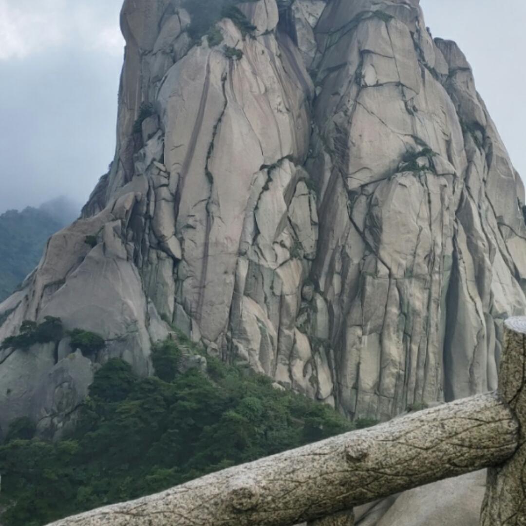 阳光下的秋浦河