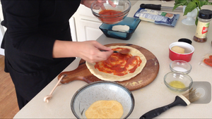 【视频】手工揉披萨面团//玛格丽特披萨的做法 步骤8