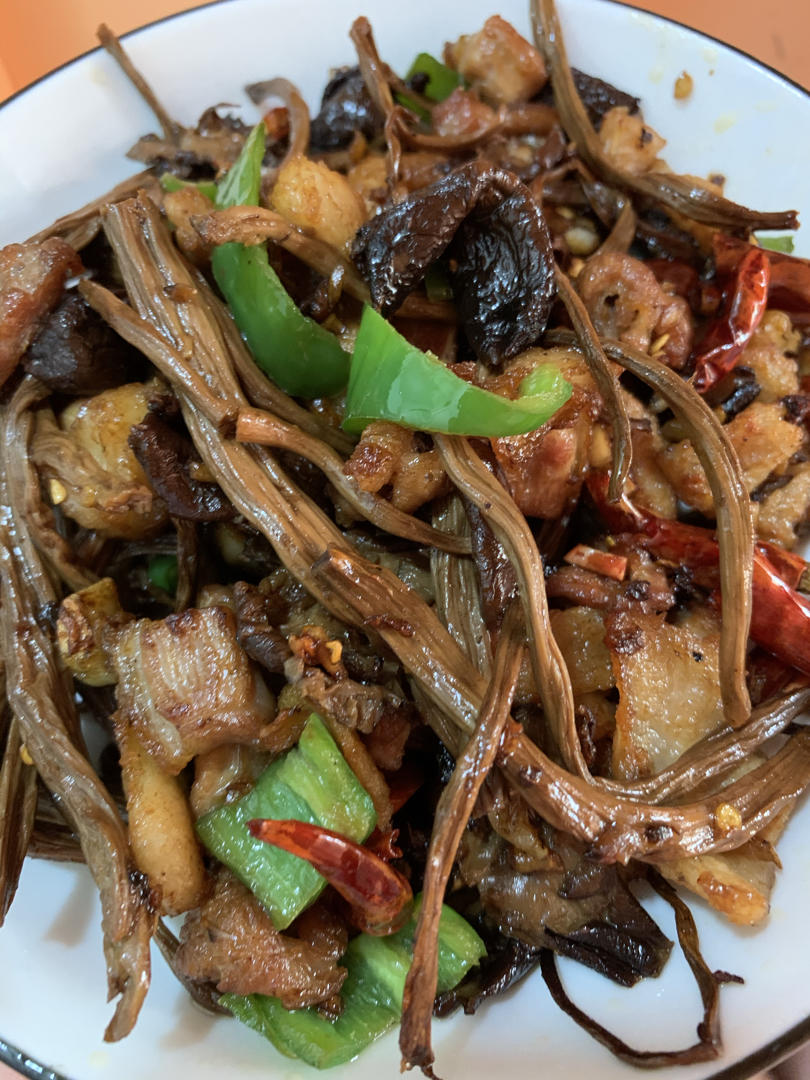 五花肉干锅茶树菇