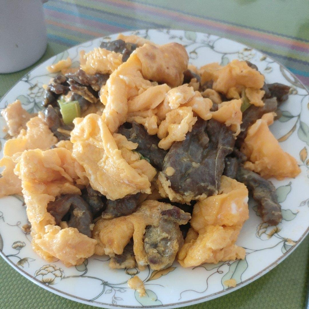 滑蛋牛肉，牛肉滑嫩，鸡蛋松软