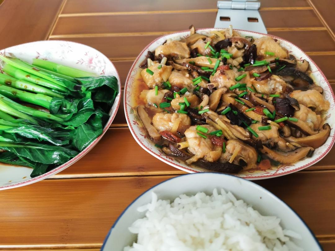 广式家常菜香菇蒸鸡，鲜嫩又方便百吃不厌