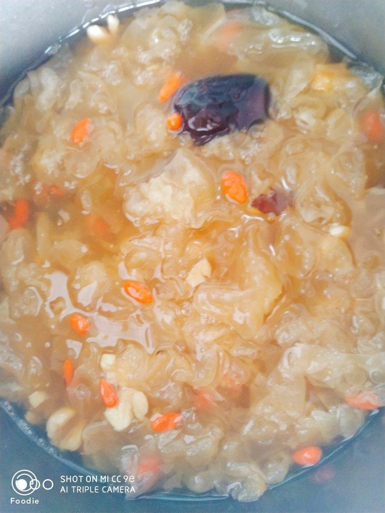 银耳莲子汤