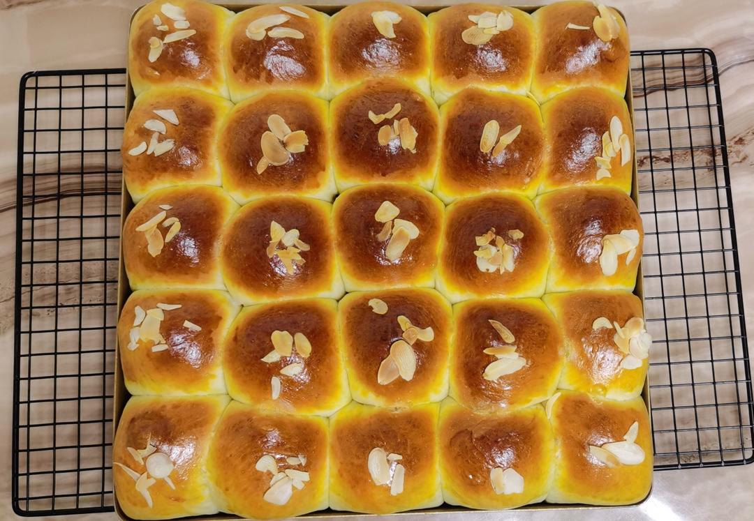 像棉花般柔软的炼乳小餐包，新手一次成功