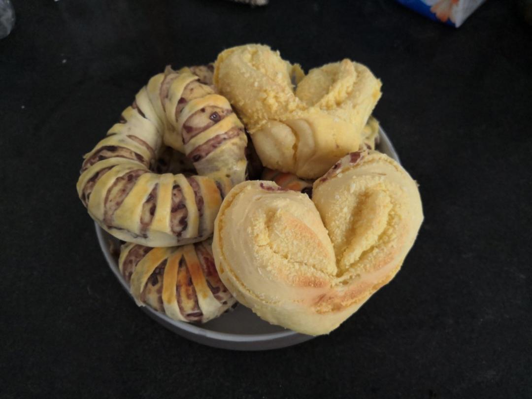 毛毛虫豆沙面包+心形椰蓉包