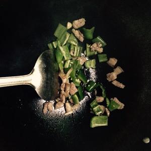 青椒芹菜瘦肉炒香干的做法 步骤4