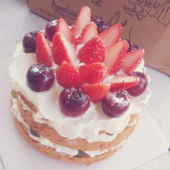 时下流行的鲜奶油戚风裸蛋糕