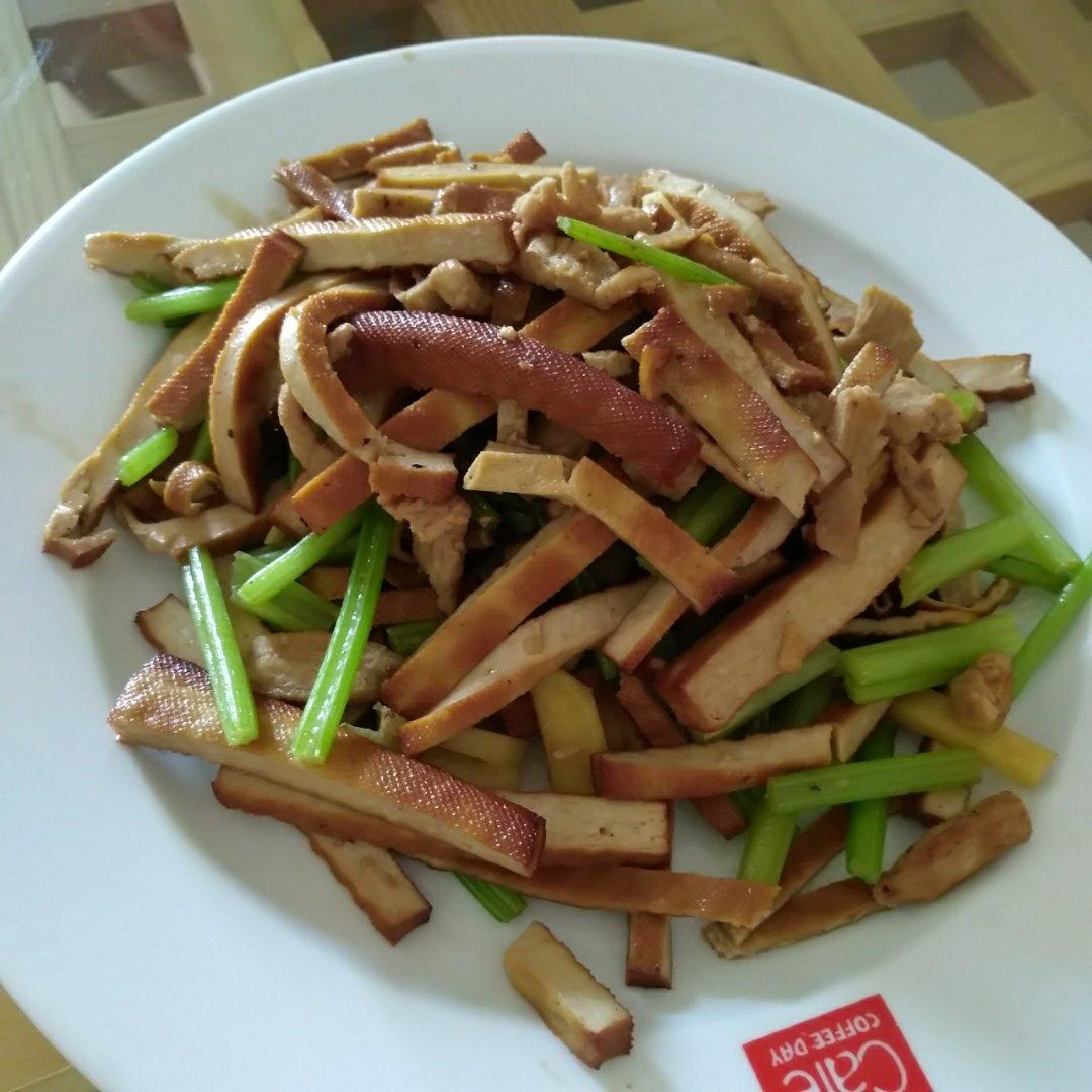 超喜欢的下饭菜猪肉炒韭菜豆腐干