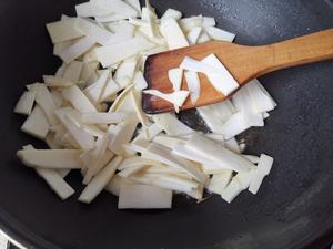 腌咸菜炒茭白的做法 步骤4