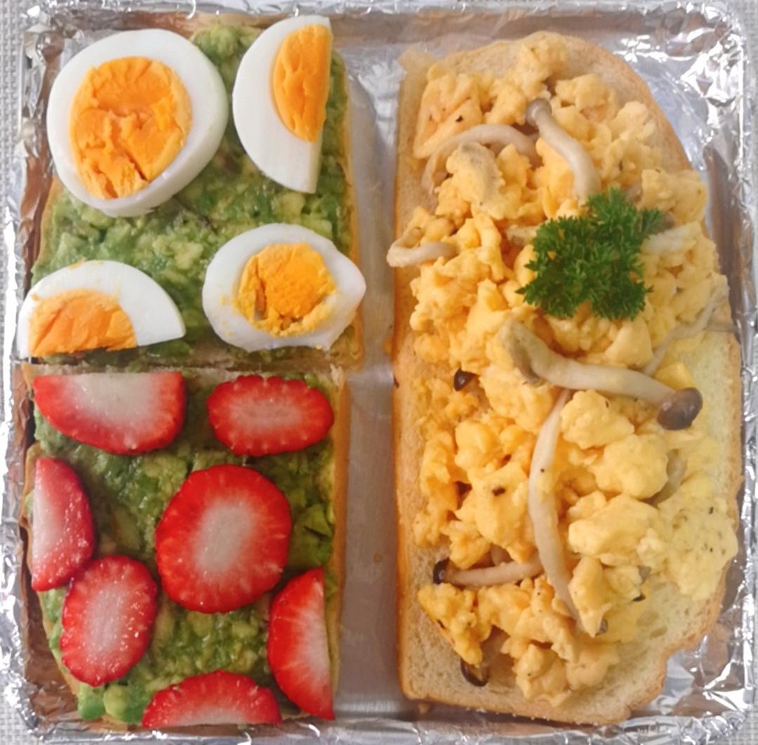 轻食系列：牛油果鸡蛋吐司