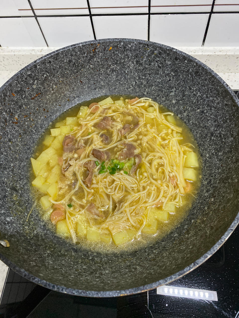 酸汤金针菇肥牛卷