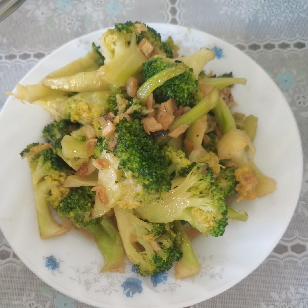 清炒西蓝花，口味清淡，营养价值高