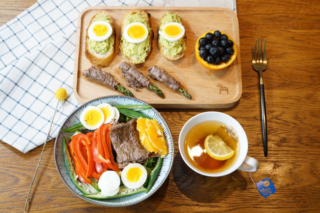 精致早餐:西兰花牛肉甜椒沙拉配牛油果面包塔