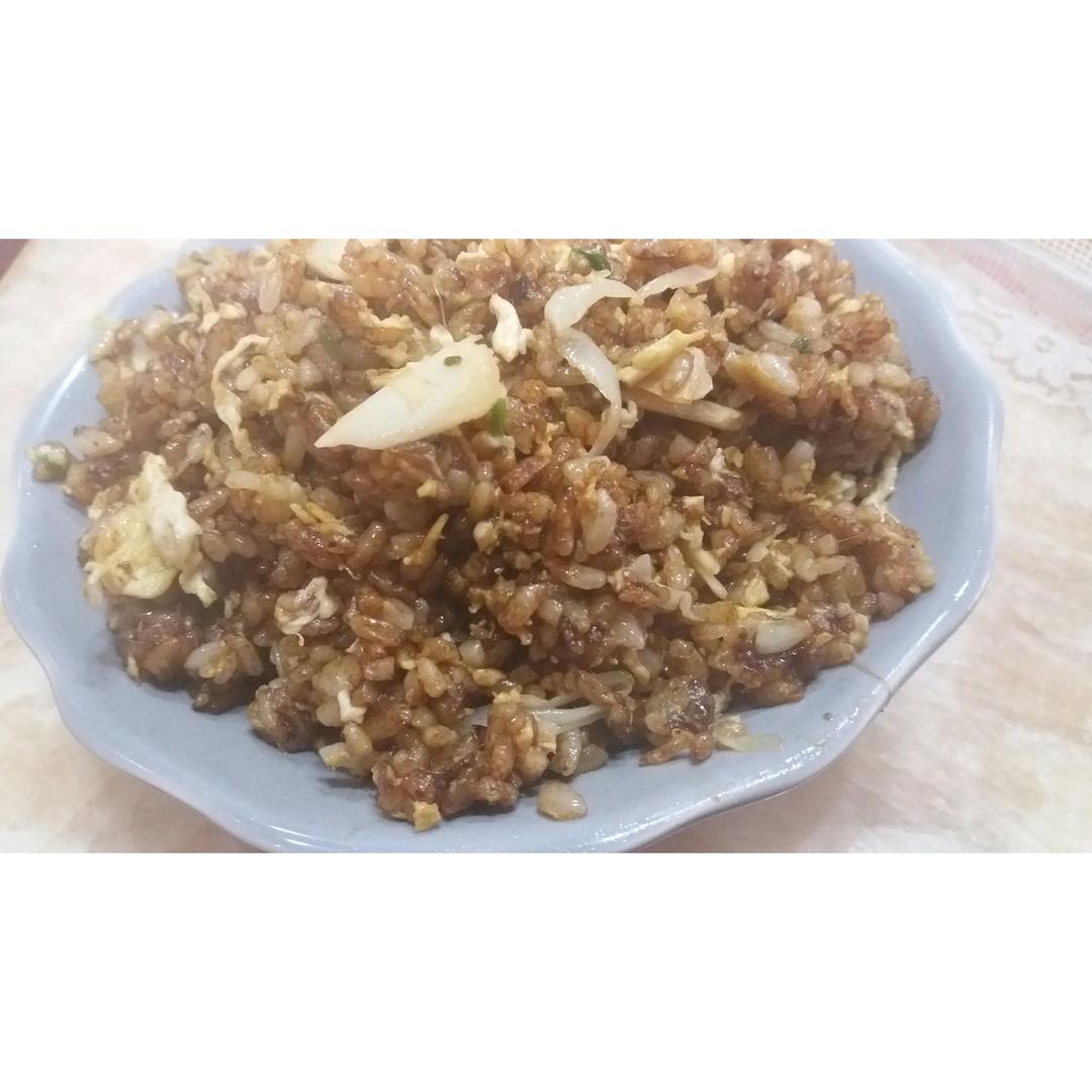 据说是 正宗酱油炒饭