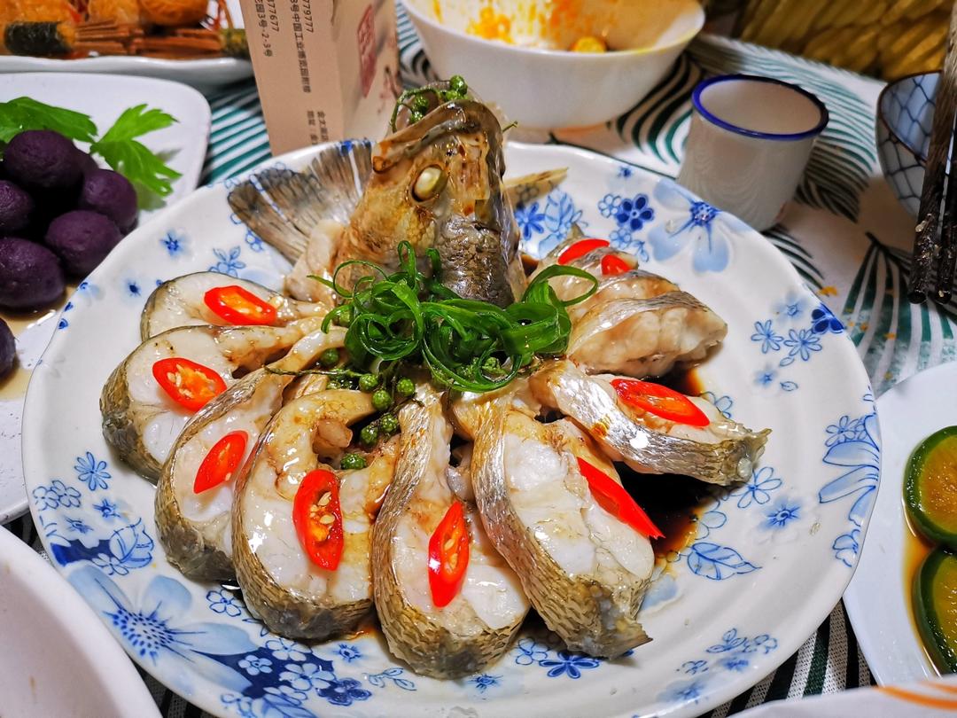 简单快手👏🏻孔雀开屏清蒸鱼，鲜嫩多汁入口爽滑