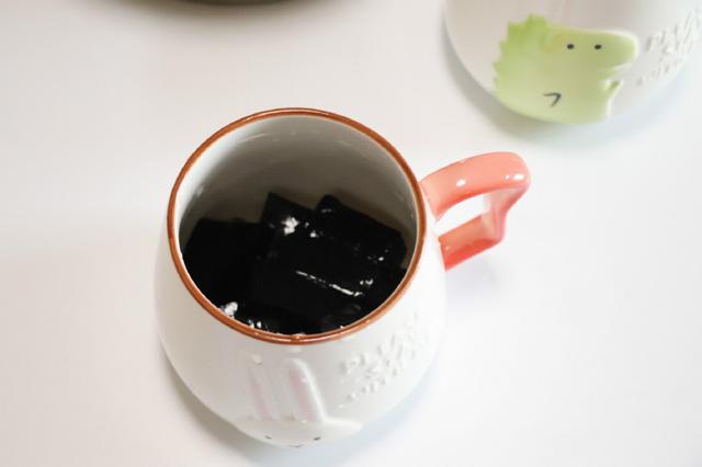 焦糖仙草奶茶的正确做法，简单易上手，学会了再也不用去奶茶店了的做法 步骤4