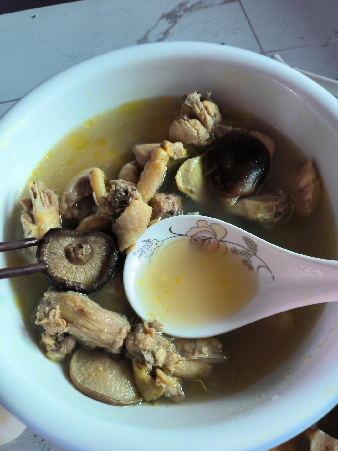 奶奶教的鲜香肥美香菇炖鸡汤