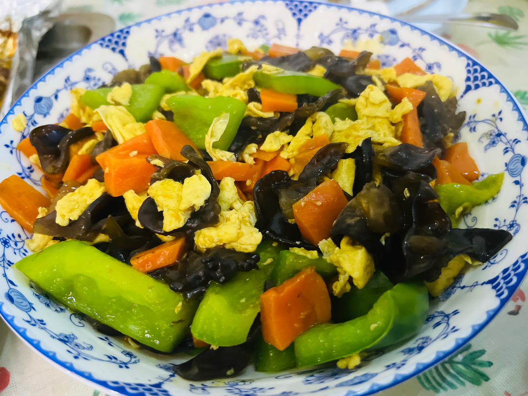 这么搭配也太香了！青椒胡萝卜木耳炒鸡蛋