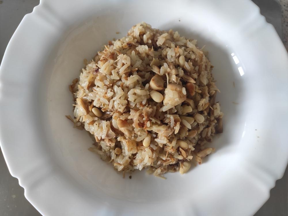 炒冷饭—罗勒鸡腿松子炒饭的做法