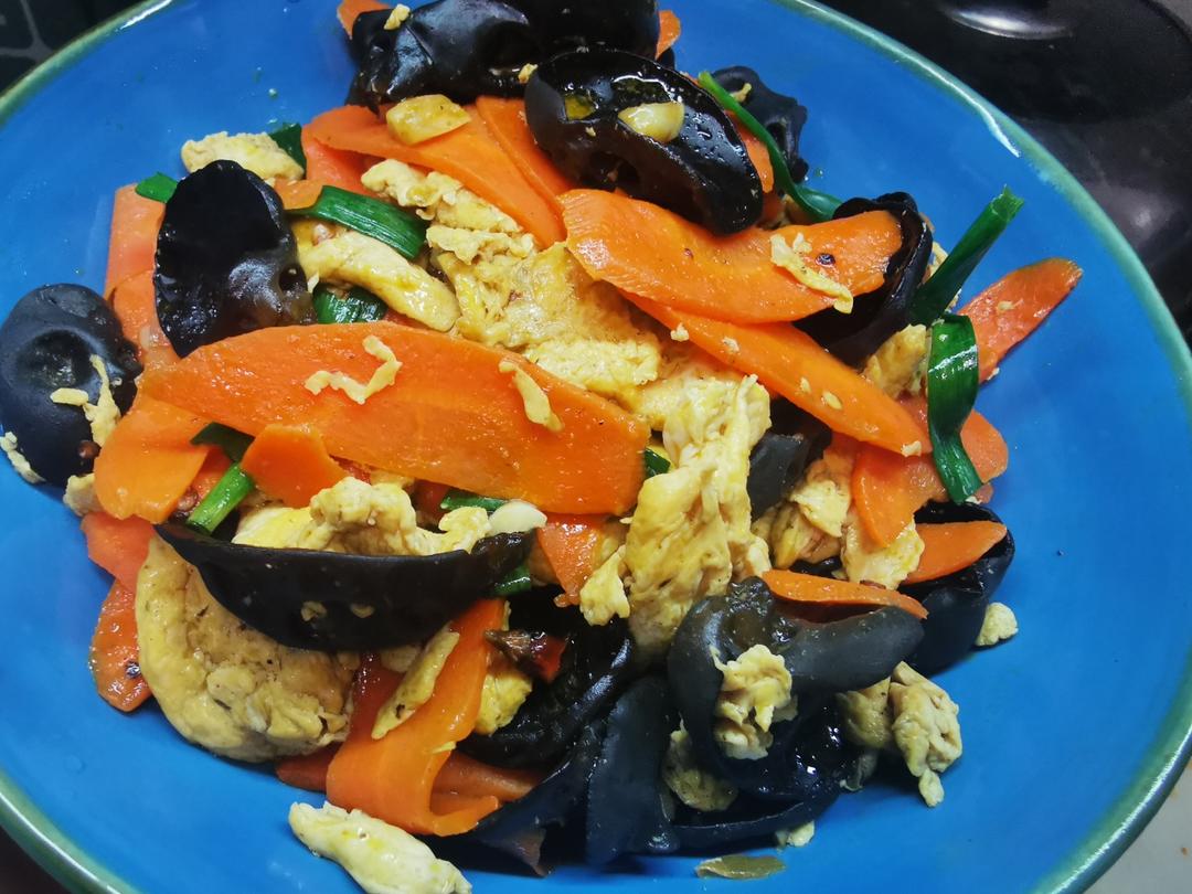 胡萝卜木耳炒鸡蛋的做法