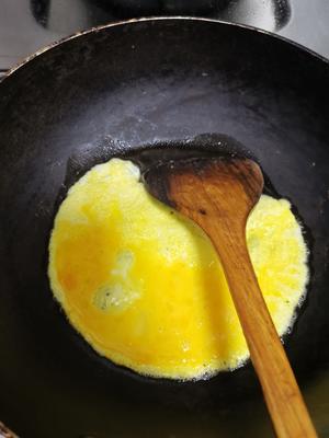 极简烹饪又香又软的丝瓜炒蛋的做法 步骤1