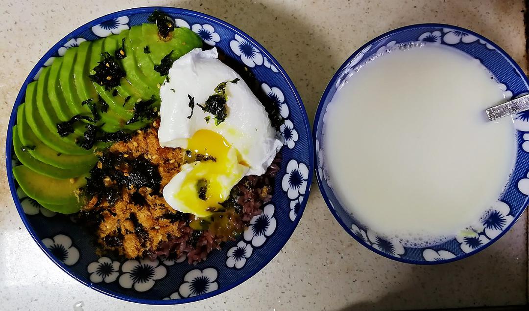 牛油果海苔肉松拌饭