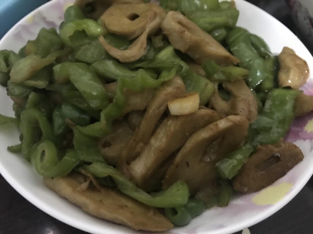 青椒炒素肠-简单易做又好吃的素菜，快点来！