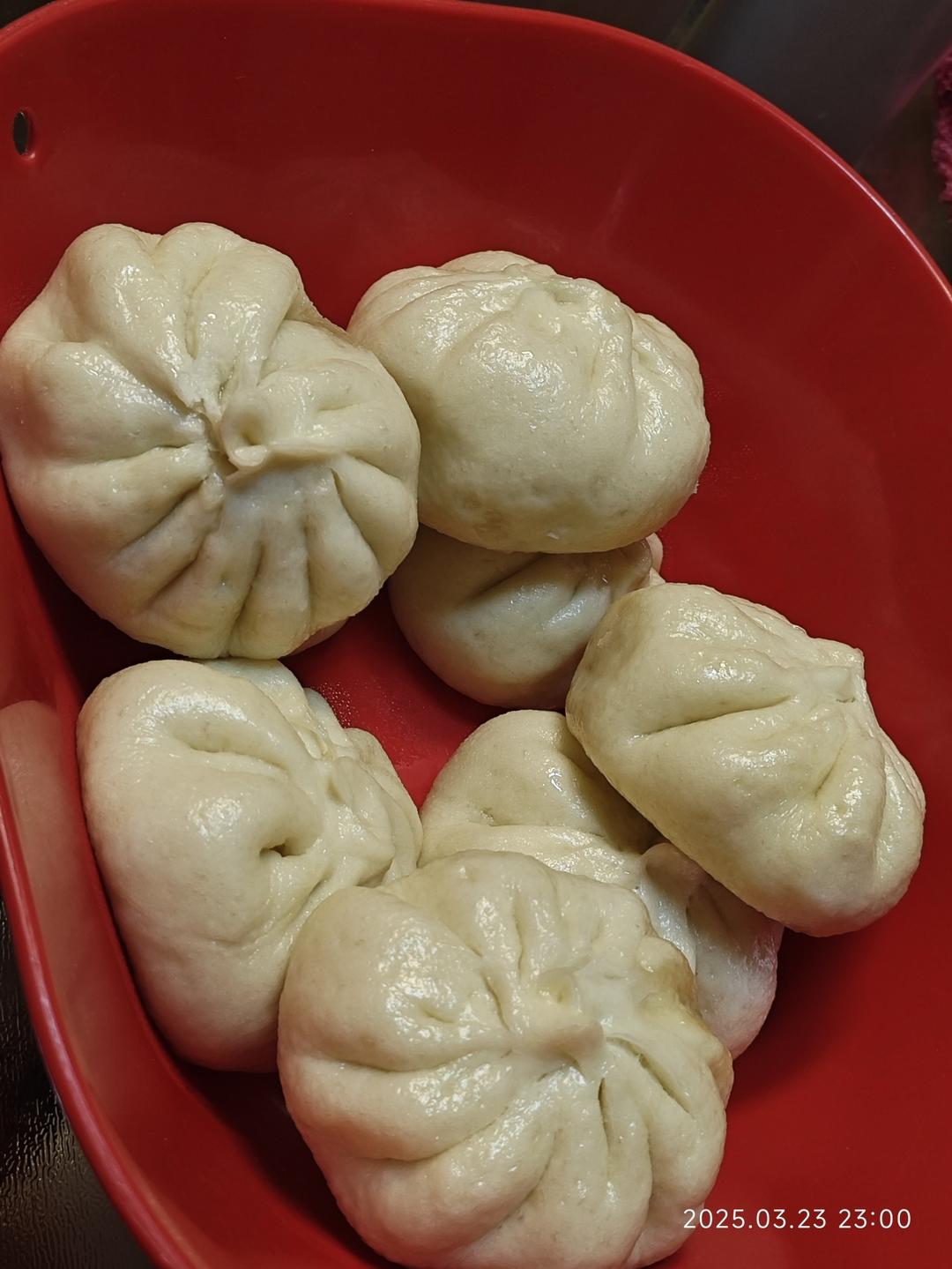 松软多汁的香葱香菇肉包子