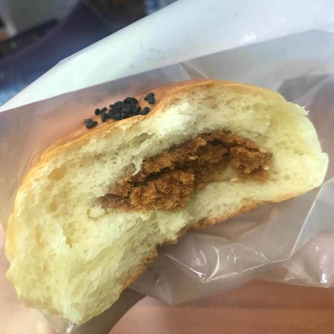 如棉花般松软的海苔肉松面包
