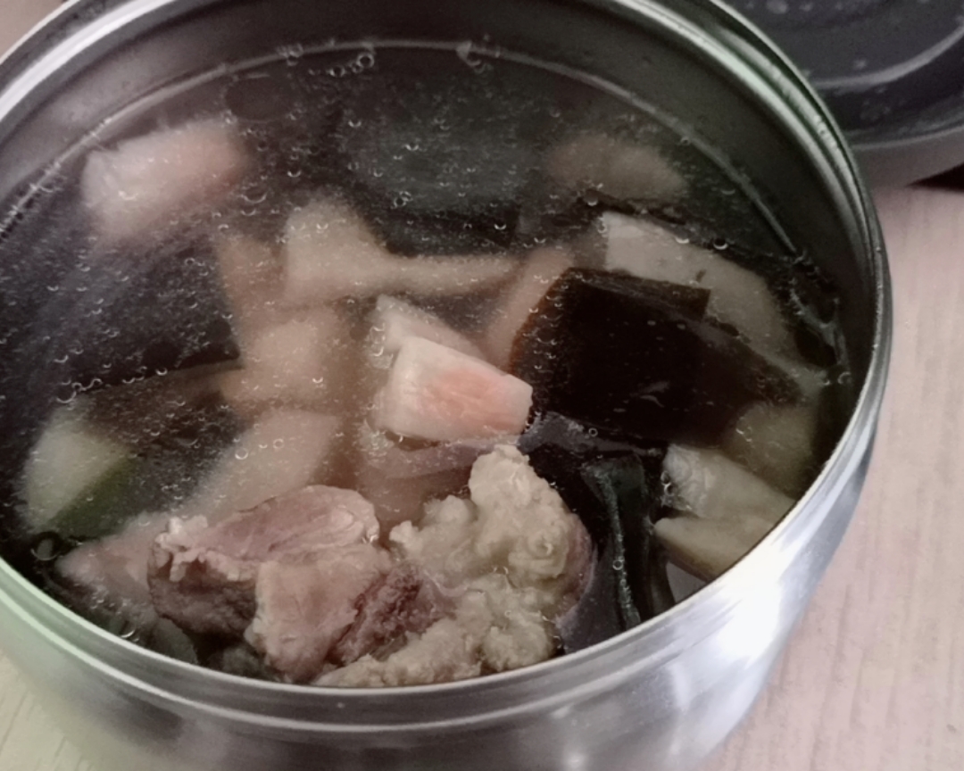 莲藕海带排骨汤的做法