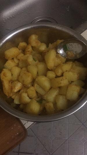 黑暗料理-炸土豆的做法 步骤2