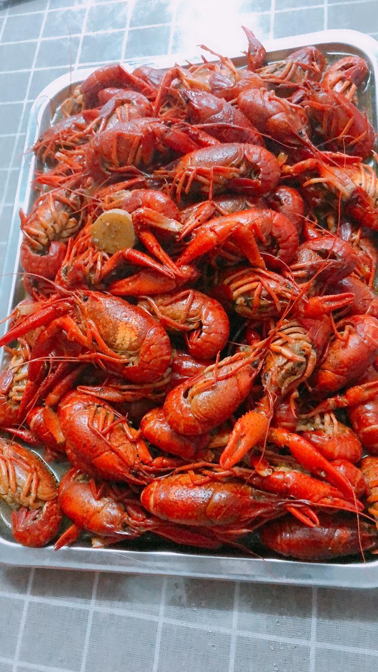 做法把每只小龙虾刷干净放油把龙虾炸一下然后倒入酱包和啤酒煮熟就行