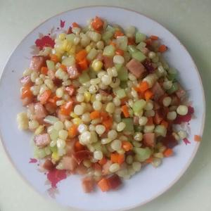 胡萝卜黄瓜香肠块炒玉米的做法 步骤3