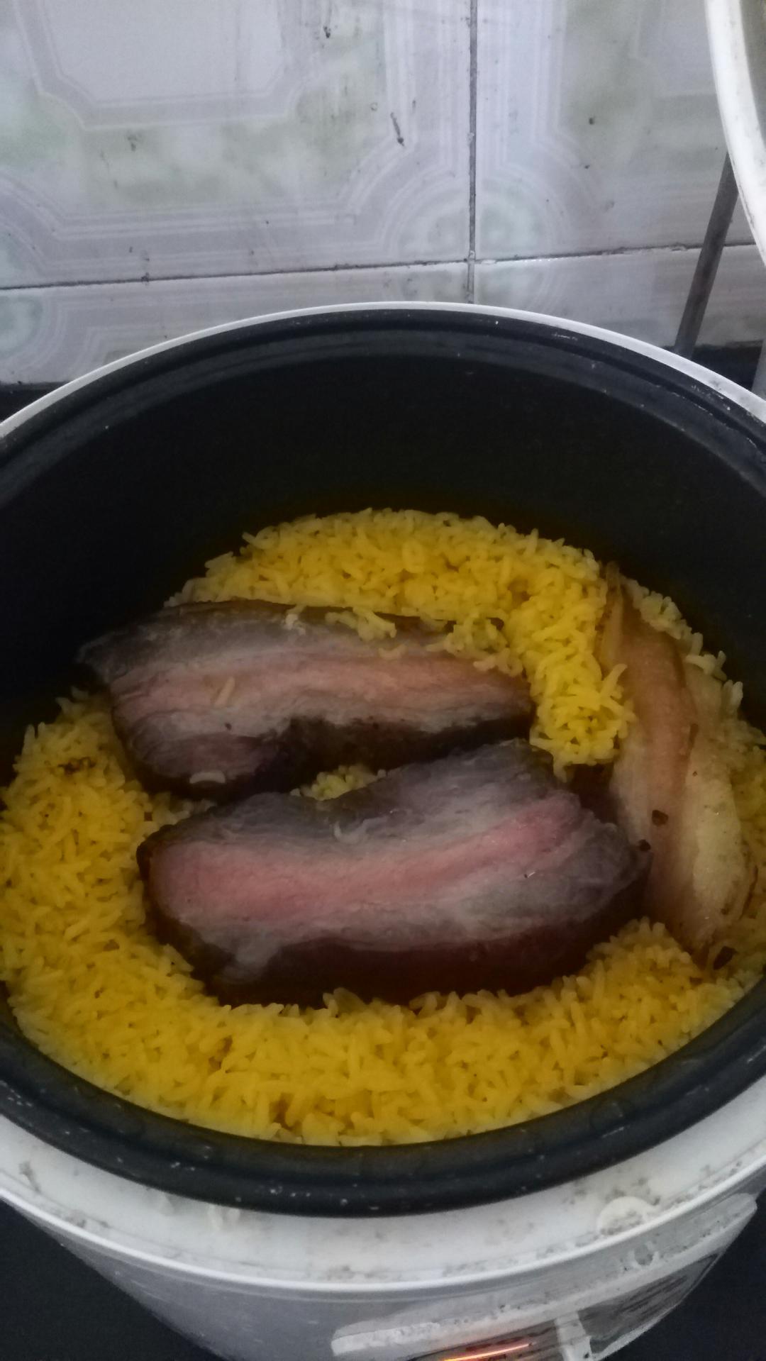 山野黄花腊肉饭的做法