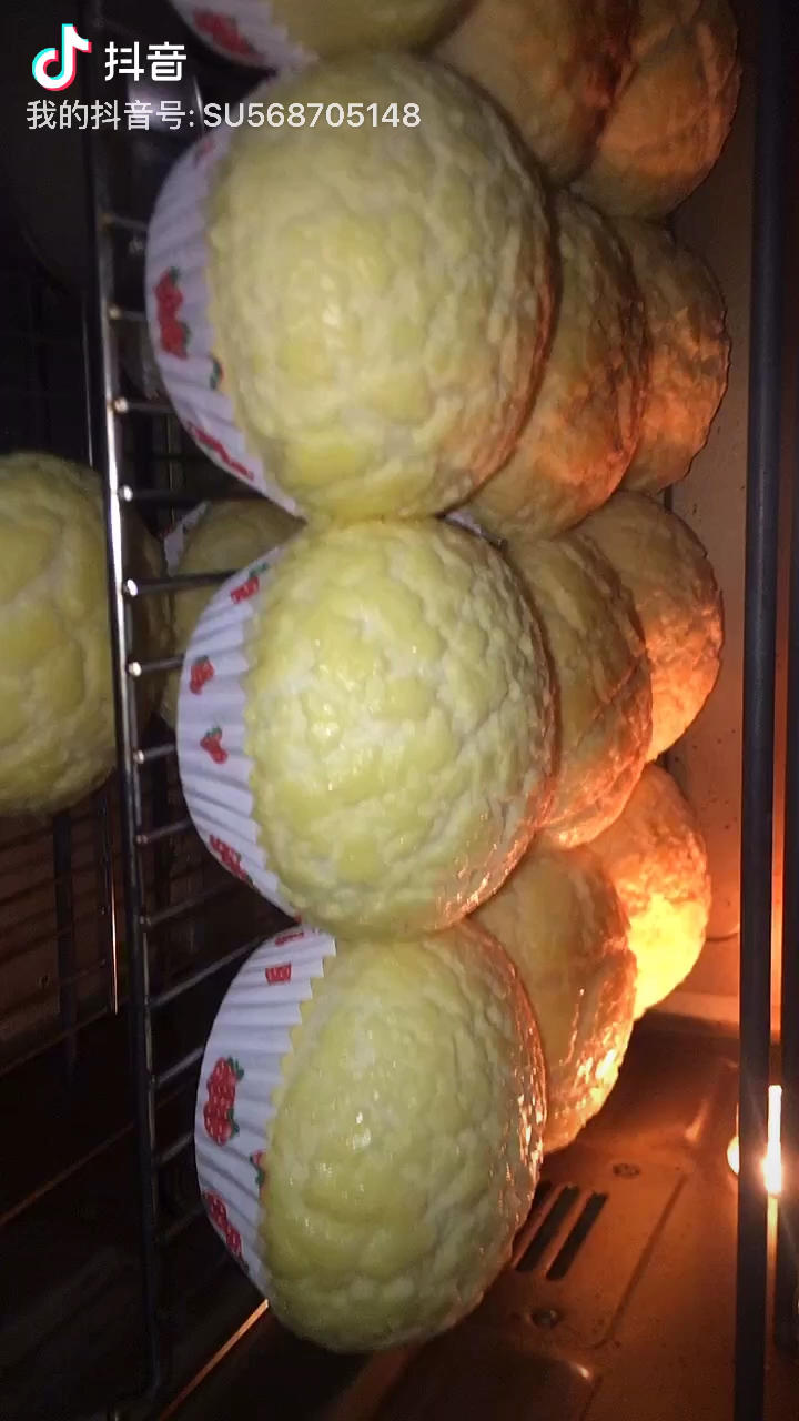 好吃到炸裂的港式菠萝包（附带制作酥皮的小视频）