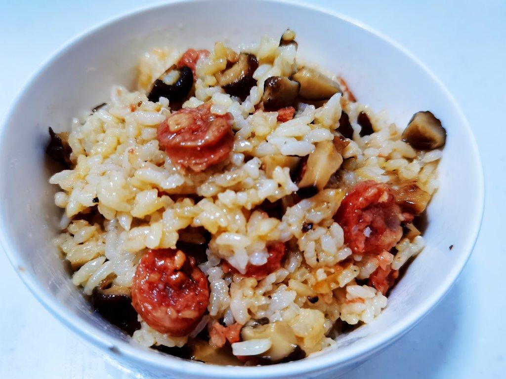电饭锅版香菇腊肠饭