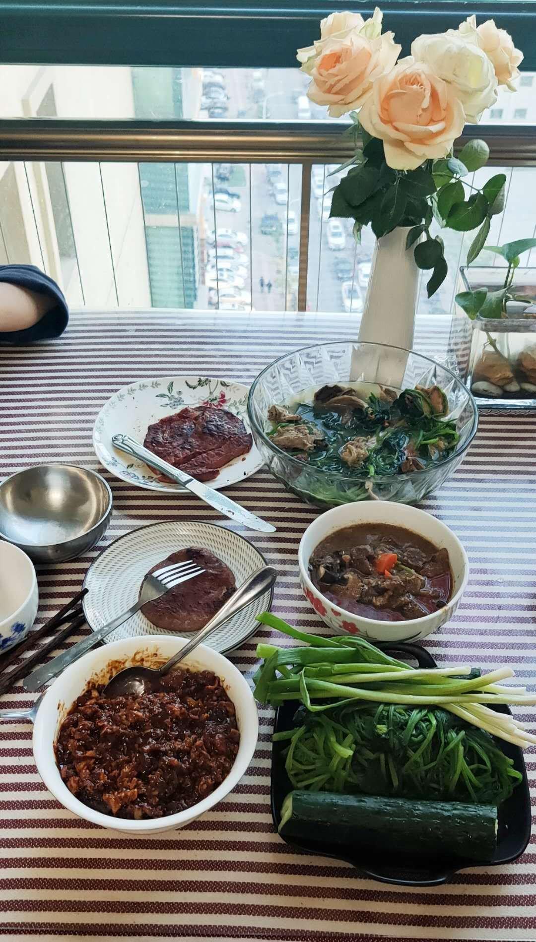 拌面条的鸡蛋肉酱
