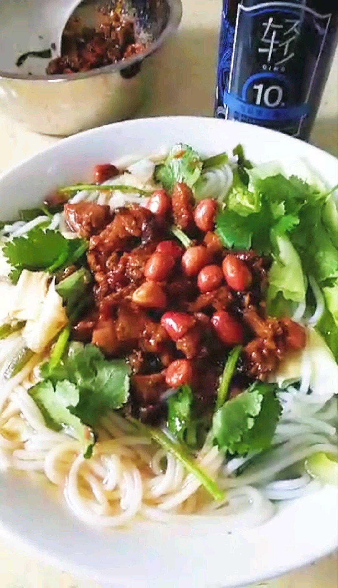 香菇鸡丁米线