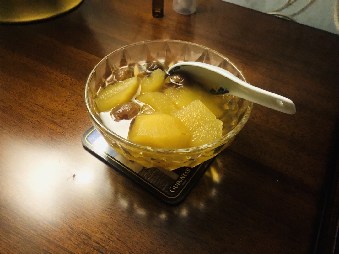 煮苹果桂圆。。适合冬日的暖暖的。。。